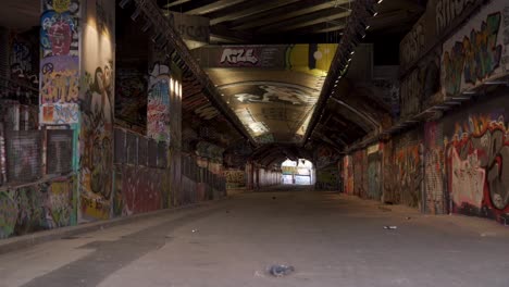 Leake-Street--Banksy-Graffiti-Túnel-Bajo-La-Estación-De-Waterloo-En-El-Sureste-De-Londres-Sin-Gente