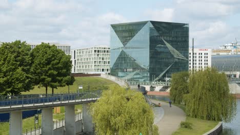 Cubo-Moderno-Edificio-De-Berlín-Junto-A-La-Estación-Central-Y-El-Río-Spree