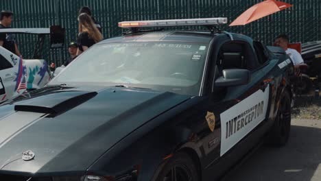 Mustang-Interceptor-Cop-Car-En-Exhibición-De-Autos-En-Drift-Con