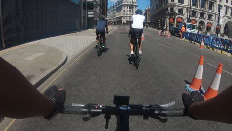 Ciclistas-Bajando-Por-La-A501-De-Moorgate-Durante-El-Confinamiento-En-El-Centro-De-Londres