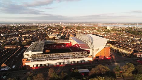 Icónico-Estadio-De-Fútbol-Anfield-De-Liverpool-Al-Amanecer-órbita-Aérea-Vista-Izquierda