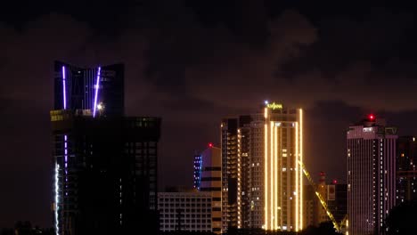 Timelapse-Johor-Bahru-Skyline-Con-Construcción-De-Grúas-Torre,-Malasia