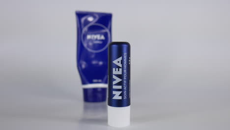 Hautpflegeprodukt,-Nivea-Creme,-Gesundheit,-Körperpflege,-Dermatologiemarke,-Hygiene,-Feuchtigkeitscreme,-Kosmetik,-Lotion,-Körperpflege