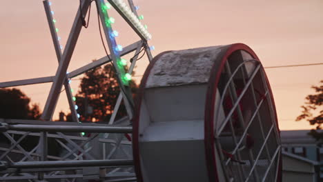 Niños-Montando-En-Looper-Ride-En-El-Carnaval-De-Un-Pequeño-Pueblo-En-Pennsylvania