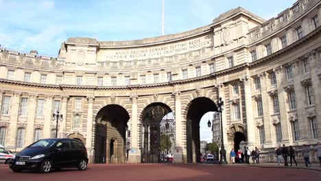 Tráfico-Que-Pasa-Por-El-Arco-Del-Almirantazgo-En-Londres-En-Un-Día-Soleado