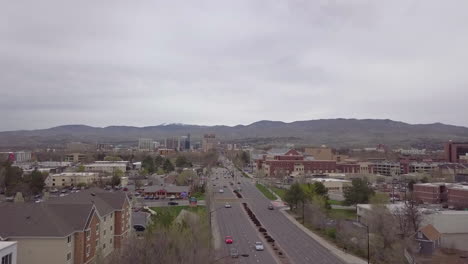 Boise,-Idaho,-Drohnenschuss,-Der-In-Richtung-Innenstadt-Fliegt