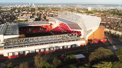 Icónico-Liverpool-Anfield-Lfc-Estadio-Campo-De-Fútbol-Aéreo-órbita-Lenta-Vista-Derecha