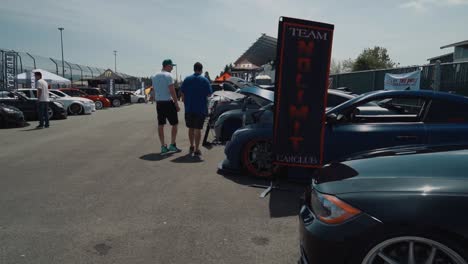 Leute,-Die-Sich-Modifizierte-Autos-Bei-Einer-Autoshow-Auf-Der-Driftcon-Ansehen