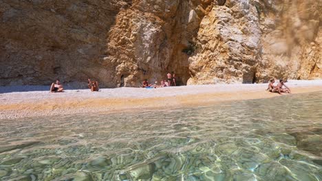 Impresionantes-Aguas-Cristalinas-De-La-Playa-De-La-Isla-De-Krk