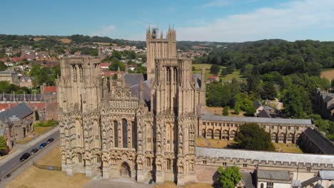 Schwenkantenne-Der-Kathedrale-Von-Wells-Und-Der-Umliegenden-Felder-In-Somerset