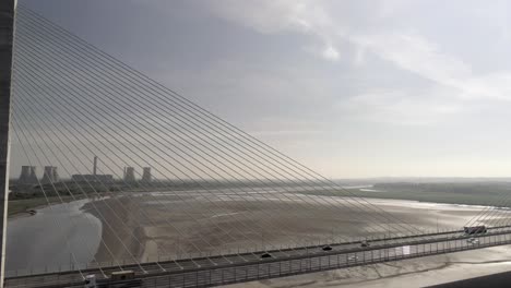 Modernes-Wahrzeichen-Mersey-Gateway-Transportbrücke-Drohne-Antenne-Pan-Rechte-Ansicht