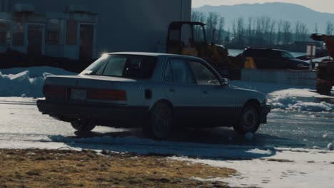 Viejo-Coche-A-La-Deriva-Modificado-Sale-De-La-Pista-Resbaladiza-Durante-Un-Día-De-Invierno