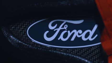 Logo-De-Ford-En-Un-Asiento-De-Carreras-Ford-Gt40-Saliendo-A-La-Luz