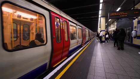 Aufnahme-Eines-Ankommenden-Zuges-In-Einer-U-Bahn-Station-Voller-Wartender-Menschen-In-London,-Vereinigtes-Königreich