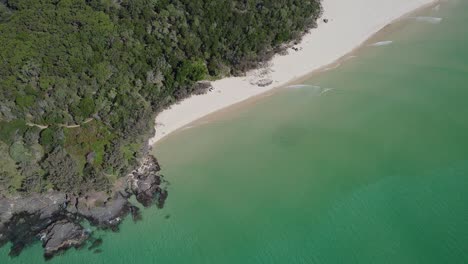 Malerische-Küste-Und-Landzunge-Von-Double-Island-Point,-Queensland,-Australien---Drohnenaufnahme-Aus-Der-Luft