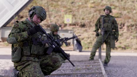 Soldado-Preparando-Rifles-En-El-Campo-De-Tiro,-Tiro-Amplio,-De-Mano