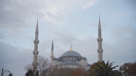 Minarette-Und-Kuppel-Der-Blauen-Moschee-Gegen-Bewölkten-Sonnenunterganghimmel-In-Istanbul,-Türkei