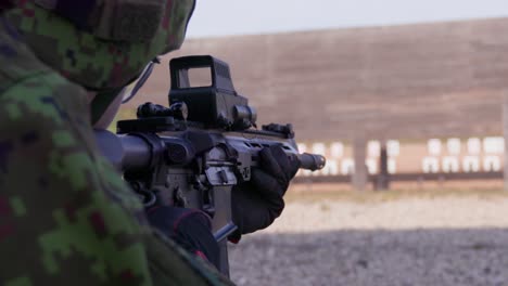 Soldado-Disparando-Rifle-De-Asalto-En-Campo-De-Tiro,-Primer-Plano,-Cámara-Lenta