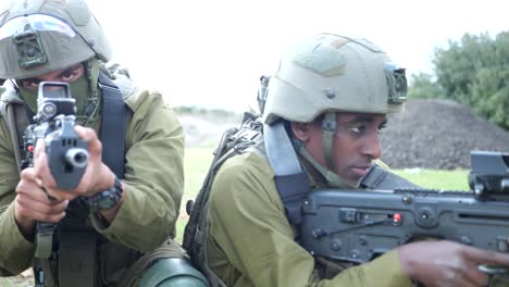 Armed-Israeli-soldiers-point-Tavor-Assault-Rifle-and-backup-one-another
