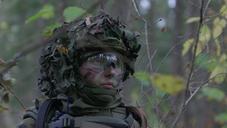 Mujer-Soldado-En-Camuflaje-Mirando-Escuchando-En-El-Bosque,-Primer-Plano,-De-Mano