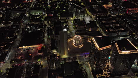 San-Jose-California-Antena-V5-Vista-De-Pájaro-Drone-Paso-Elevado-Centro-Y-Barrio-De-Horace-Mann-Capturando-El-Paisaje-Urbano-Iluminado-Y-El-Ayuntamiento-Con-Luces-Llamativas---Filmado-Con-Cine-Mavic-3---Junio-De-2022