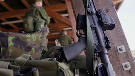 Sturmgewehr-R20-Und-Tarnhelm-Und-Soldatenausrüstung,-Nahaufnahme,-Handheld
