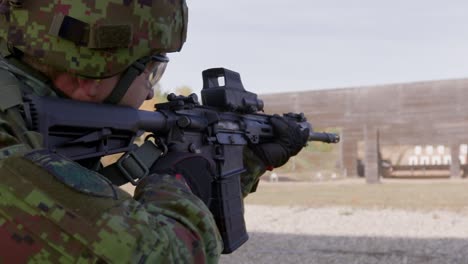 Soldat-Feuert-Sturmgewehr-Im-Schießstand-Ab,-Kugeln-Fliegen,-Halbschuss,-Zeitlupe