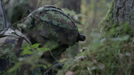 Soldado-Acostado-Acechando-En-El-Bosque-Apuntando-Rifle,-De-Mano,-Primer-Plano,-Cámara-Lenta