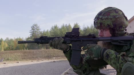 Soldat-Zielt-Und-Schießt-Sturmgewehr,-Halbschuss,-Zeitlupe