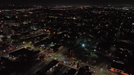 San-Jose-California-Antena-V6-Cinemática-Baja-Vista-De-Pájaro-Sobrevuelo-Horace-Mann-A-Lo-Largo-De-La-Calle-Santa-Clara-Capturando-El-Ajetreado-Paisaje-Urbano-Iluminado-Por-La-Noche---Filmado-Con-Mavic-3-Cine---Junio-De-2022