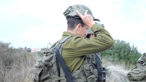 Israelischer-Brigadensoldat-Setzt-Helm-Auf,-Mittlere-Schussprofilansicht,-Golanhöhen