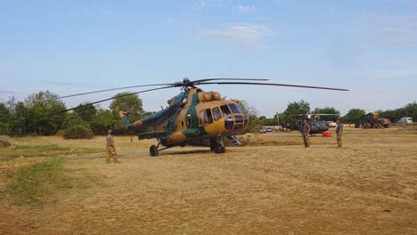 Helicóptero-Del-Ejército-Preparándose-Para-Despegar-En-El-Campo