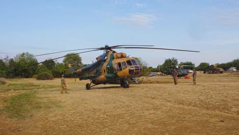 Heereshubschrauber-Bereitet-Sich-Auf-Den-Start-Im-Feld-Vor