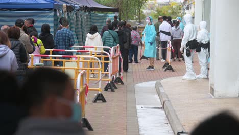 Los-Residentes-Hacen-Cola-Para-Una-Prueba-Masiva-De-Coronavirus-Covid-19-Mientras-Un-Complejo-De-Viviendas-Públicas-Se-Cierra-Después-De-Que-Una-Gran-Cantidad-De-Residentes-Dieron-Positivo