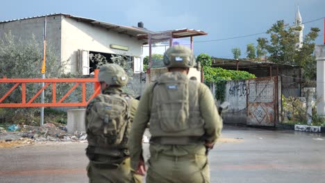 IDF-armed-security-personnel-in-checkpoint-by-Jerusalem-entrance