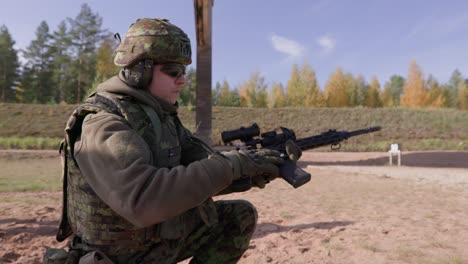 Soldado-Cargando-Rifle-Con-Cargador-En-Campo-De-Tiro,-Plano-Medio,-De-Mano