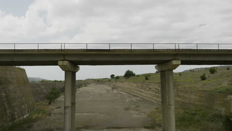 Brücke-über-Ausgetrocknete-Betonschleuse-Flussbett-Des-Dali-Mta-stausees