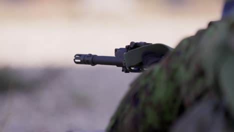 Soldado-Disparando-Rifle-De-Asalto,-Cañón-De-Rifle-En-Primer-Plano