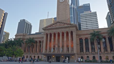 Turistas-Y-Viajeros-Locales-Que-Pasan-Por-El-Ayuntamiento-De-Brisbane-En-King-George-Square