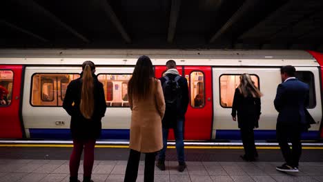 Aufnahme-Eines-Ankommenden-Zuges-In-Einer-U-Bahn-Station-Voller-Wartender-Menschen-In-London,-Vereinigtes-Königreich