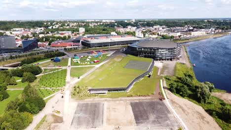 Kaunas-Nemunas-River-Island-Con-Nueva-Piscina-Moderna-Y-Arena-Zalgiris,-Antena