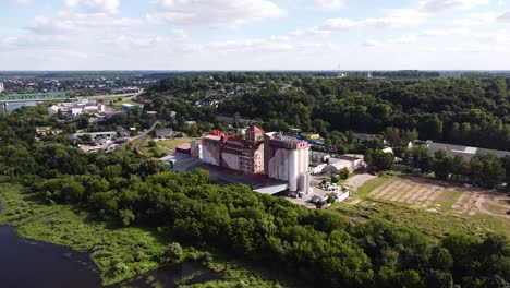 Complejo-De-Edificios-Kaunas-Grudai-En-La-Costa-Del-Río,-Vista-De-órbita-Aérea