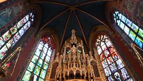 Interior-De-La-Iglesia-En-Cracovia,-Polonia