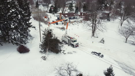 Los-Trabajadores-Arreglan-Las-Líneas-Eléctricas-Por-Un-árbol-Caído-Después-De-Una-Ventisca-En-Canadá,-Antena