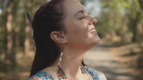 Mujer-Joven-Sonriendo-Mientras-Mira-Hacia-Arriba-Y-Respira-Profundamente-Con-Los-Ojos-Cerrados