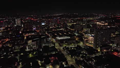 Sobrevuelo-Cinematográfico-De-Drones-Aéreos-V3-De-San-Jose-California-Y-Alrededor-Del-Centro-De-La-Ciudad-Capturando-El-Paisaje-Urbano-Iluminado,-El-área-Del-Campus-De-La-Universidad-Estatal-Y-El-Ayuntamiento-Por-La-Noche---Filmado-Con-El-Cine-Mavic-3---Junio-De-2022