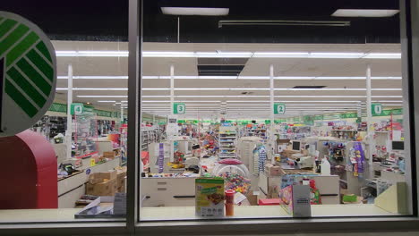 Tienda-De-Supermercado-Saqueada-Por-Personas-Durante-Una-Tormenta-De-Nieve-Mortal,-Tiro-De-Muñeca