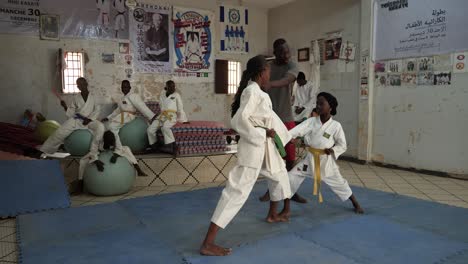 Zwei-Mädchen,-Ein-Teenager-Und-Das-Andere-Ein-Kind,-üben-Unter-Sensei-Aufsicht-Karate