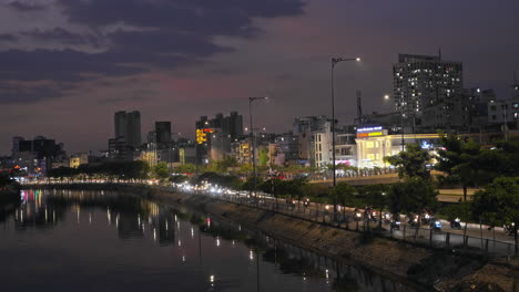 Puesta-De-Sol-Sobre-La-Carretera-Junto-Al-Río-De-La-Ciudad-De-Ho-Chi-Minh