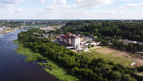 Complejo-De-Fábricas-De-Kaunas-Grudai-En-La-Costa-Del-Río-Nemunas,-Vista-Aérea-De-Drones